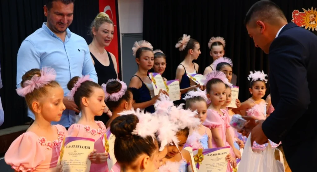 Babaeski'de düzenlenen Bale Kursu Yıl Sonu Gösterisi büyük beğeni topladı. Kent konseyi ve belediye iş birliğiyle çocukların sanatla büyümesi hedefleniyor.