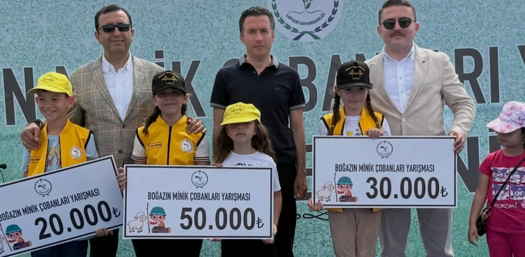 Lapseki Kaymakamlığı imzalı “Boğazın Minik Çobanları” projesiyle geleneksel kırsal yaşam ve küçükbaş hayvancılık kültürü çocukların kalbinde yeniden canlandı. Atilla Öztürk şampiyonları kutladı. Lapseki Haberler