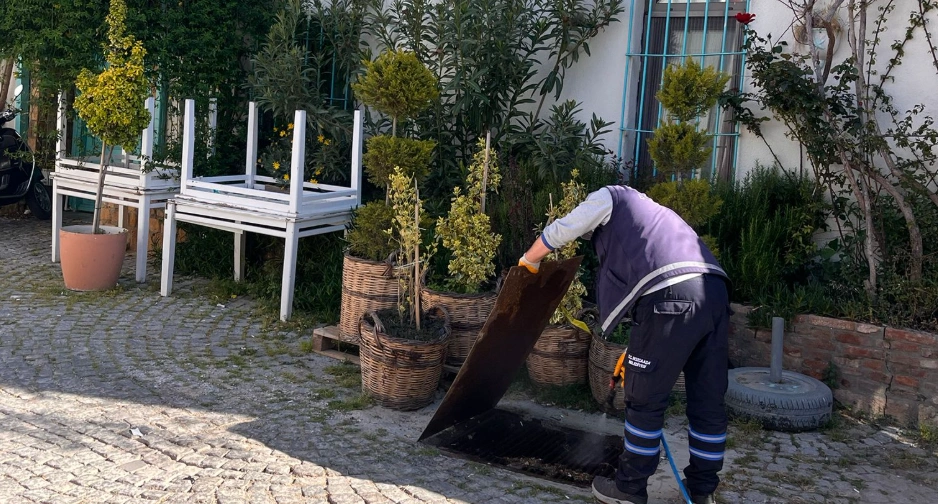 Bozcaada Belediyesi haşere, sivrisinek ve karasinek popülasyonuna karşı ada genelinde büyük bir temizlik ve ilaçlama operasyonu başlattı. Detaylı vektör mücadele planı haberimizde.