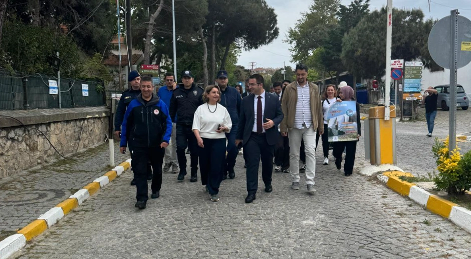 Bozcaada'da Sağlık İçin Hareket Et Günü kapsamında protokol ve halkın katılımıyla yürüyüş düzenlendi. Fiziksel aktivite ve sağlıklı yaşam vurgusu yapılan etkinliğin tüm detayları haberimizde. Bozcaada Haberler