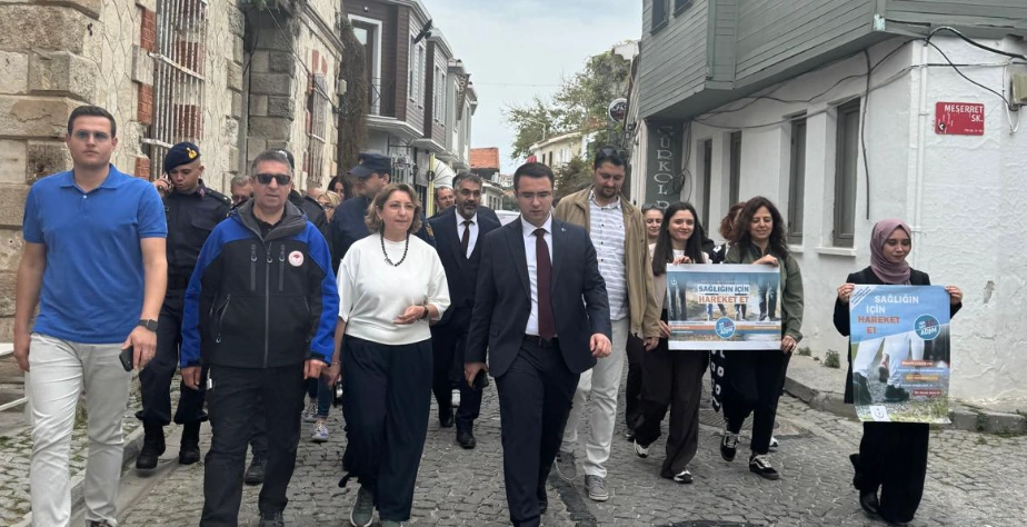 Bozcaada'da Sağlık İçin Hareket Et Günü kapsamında protokol ve halkın katılımıyla yürüyüş düzenlendi. Fiziksel aktivite ve sağlıklı yaşam vurgusu yapılan etkinliğin tüm detayları haberimizde. Bozcaada Haberler