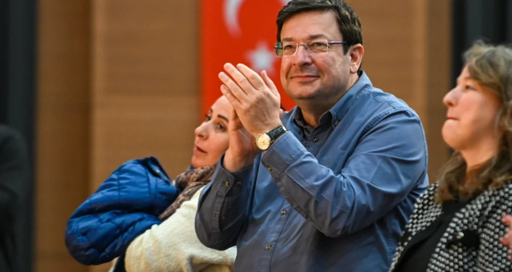 Çanakkale Belediyesi Altın Yıllar Yaşam Merkezi katılımcıları, Truva Savaşı'nı mizahi bir dille sahneledi. Hasan Sami Er yönetimindeki oyun büyük ilgi gördü. Çanakkale Haberler