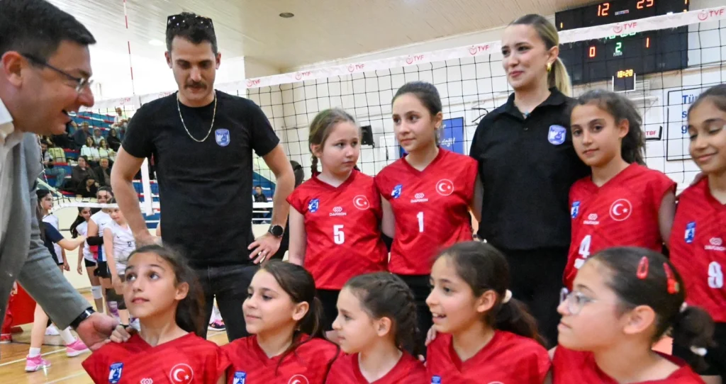 Çanakkale'de geleceğin sultanları sahada! Muharrem Erkek'in katılımıyla gerçekleşen minik kızlar voleybol maçı, altyapı çalışmalarının ve sporun gelişiminin önemini gözler önüne serdi. Çanakkale Haberler