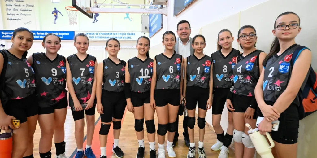 Çanakkale'de geleceğin sultanları sahada! Muharrem Erkek'in katılımıyla gerçekleşen minik kızlar voleybol maçı, altyapı çalışmalarının ve sporun gelişiminin önemini gözler önüne serdi. Çanakkale Haberler