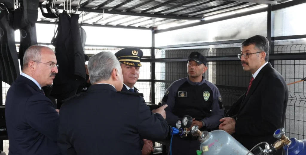 İçişleri Bakan Yardımcısı Ali Çelik ve Vali Ömer Toraman, Çanakkale Deniz Polisi Eğitim Merkezi’nde sertifika törenine katıldı. Gemi adamı branş eğitimi detayları burada. Çanakkale Haberler