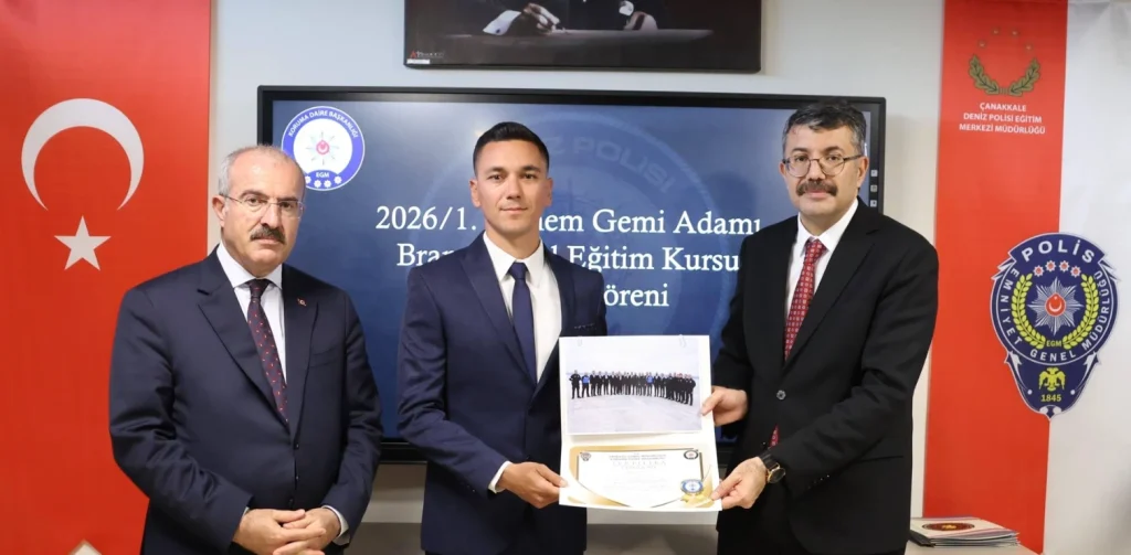 İçişleri Bakan Yardımcısı Ali Çelik ve Vali Ömer Toraman, Çanakkale Deniz Polisi Eğitim Merkezi’nde sertifika törenine katıldı. Gemi adamı branş eğitimi detayları burada. Çanakkale Haberler