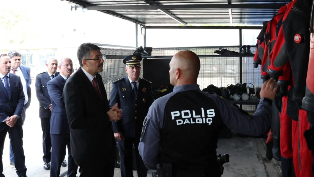 İçişleri Bakan Yardımcısı Ali Çelik ve Vali Ömer Toraman, Çanakkale Deniz Polisi Eğitim Merkezi’nde sertifika törenine katıldı. Gemi adamı branş eğitimi detayları burada. Çanakkale Haberler