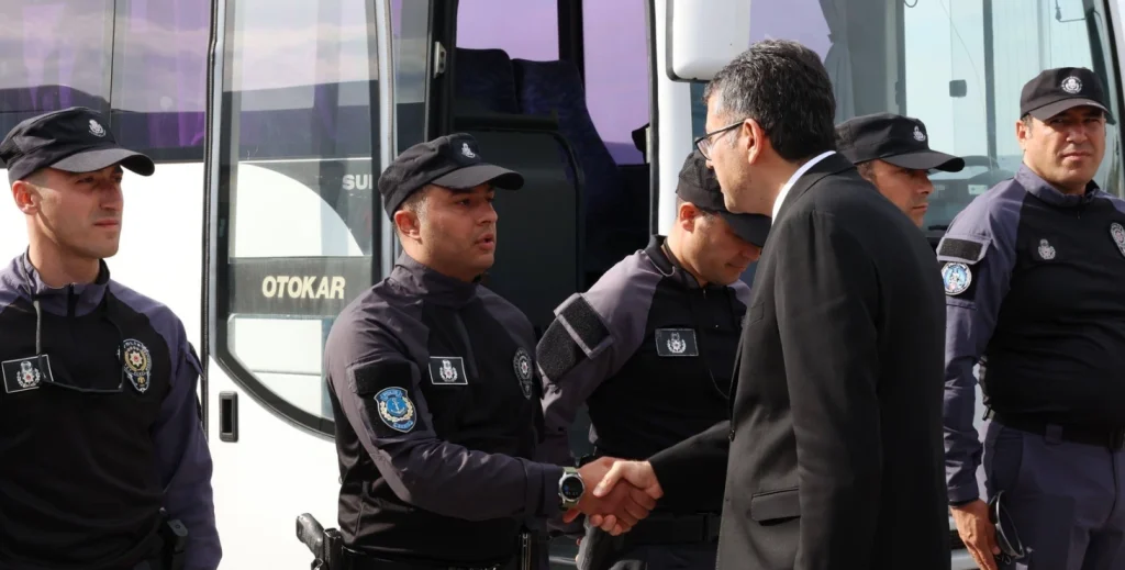 İçişleri Bakan Yardımcısı Ali Çelik ve Vali Ömer Toraman, Çanakkale Deniz Polisi Eğitim Merkezi’nde sertifika törenine katıldı. Gemi adamı branş eğitimi detayları burada. Çanakkale Haberler