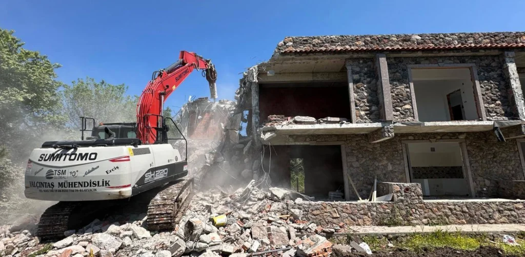 Çanakkale Valiliği, 2026 Nisan ayı raporuna göre Ayvacık ve Merkez'de 15 kaçak yapıyı yıktı. Kaçak yapılaşma ile mücadele ve imar denetimleri hakkında detaylı bilgiler.