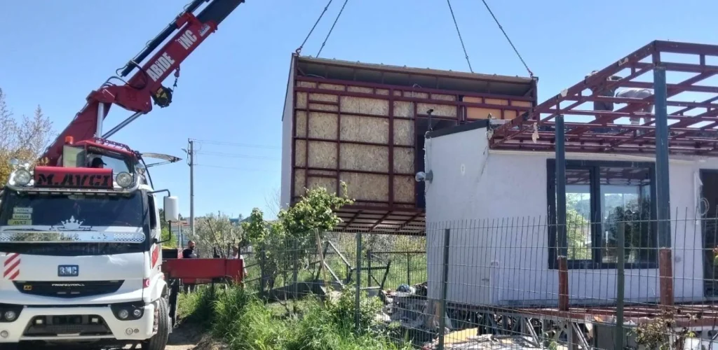 Çanakkale Valiliği, 2026 Nisan ayı raporuna göre Ayvacık ve Merkez'de 15 kaçak yapıyı yıktı. Kaçak yapılaşma ile mücadele ve imar denetimleri hakkında detaylı bilgiler.