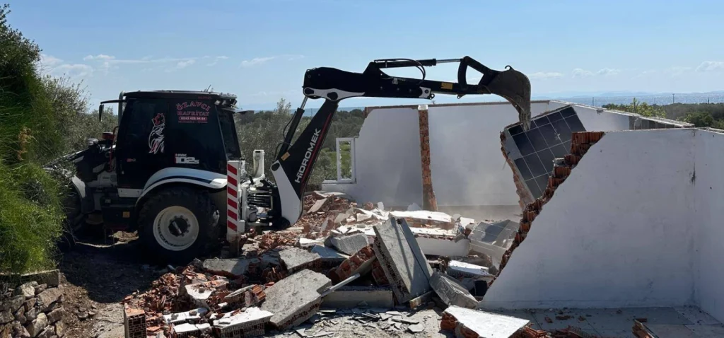Çanakkale Valiliği, 2026 Nisan ayı raporuna göre Ayvacık ve Merkez'de 15 kaçak yapıyı yıktı. Kaçak yapılaşma ile mücadele ve imar denetimleri hakkında detaylı bilgiler.