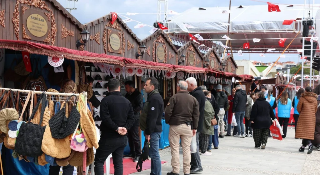 Vali Doç. Dr. Ömer Toraman, Çanakkale'de İşyurtları Ürün ve El Sanatları Fuarı'nın açılışını yaptı. Hükümlülerin el emeği göz nuru eserleri ziyaretçilerle buluştu. Çanakkale Haberler