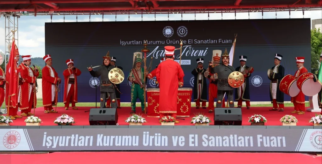 Vali Doç. Dr. Ömer Toraman, Çanakkale'de İşyurtları Ürün ve El Sanatları Fuarı'nın açılışını yaptı. Hükümlülerin el emeği göz nuru eserleri ziyaretçilerle buluştu. Çanakkale Haberler