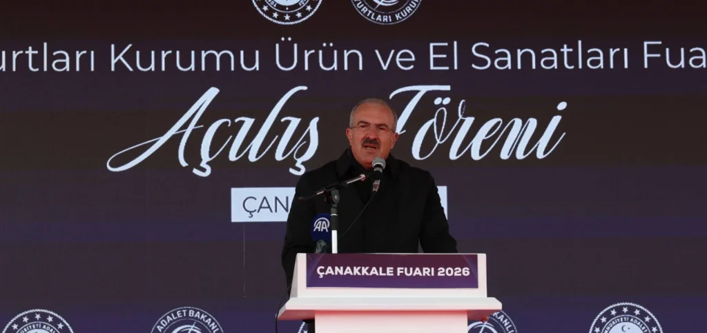 Vali Doç. Dr. Ömer Toraman, Çanakkale'de İşyurtları Ürün ve El Sanatları Fuarı'nın açılışını yaptı. Hükümlülerin el emeği göz nuru eserleri ziyaretçilerle buluştu. Çanakkale Haberler