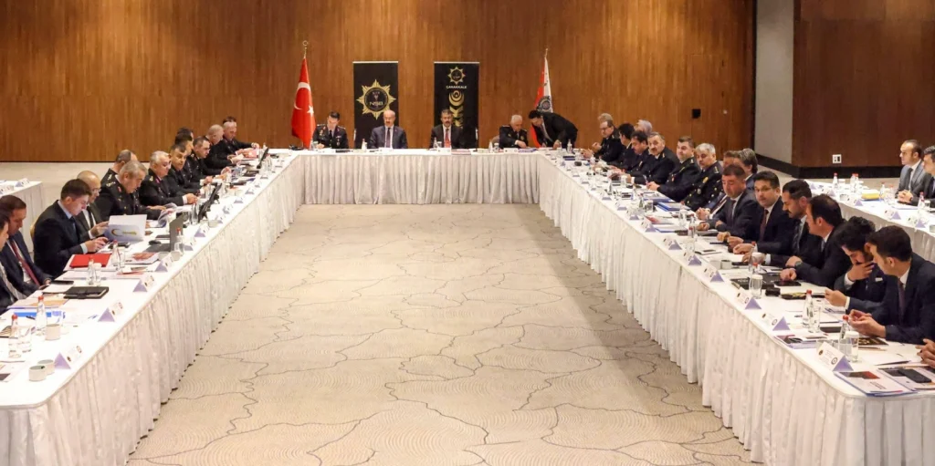 Çanakkale'de uyuşturucuyla mücadelede dev zirve! Bakan Yardımcısı Ali Çelik ve Vali Ömer Toraman katılımıyla düzenlenen Narkotik Suçlarla Mücadele Bölge Değerlendirme Toplantısı'nın tüm detayları ve stratejik kararları haberimizde. Çanakkale Haberler