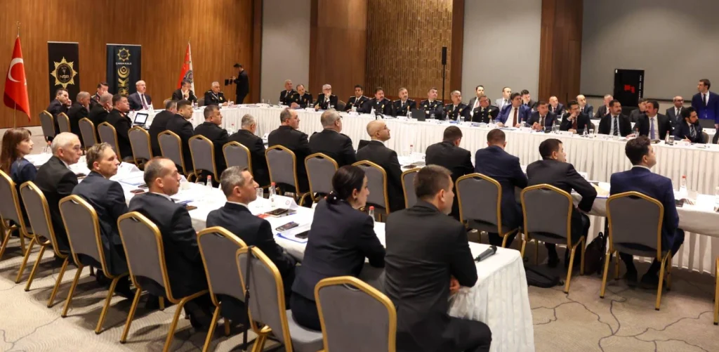 Çanakkale'de uyuşturucuyla mücadelede dev zirve! Bakan Yardımcısı Ali Çelik ve Vali Ömer Toraman katılımıyla düzenlenen Narkotik Suçlarla Mücadele Bölge Değerlendirme Toplantısı'nın tüm detayları ve stratejik kararları haberimizde. Çanakkale Haberler
