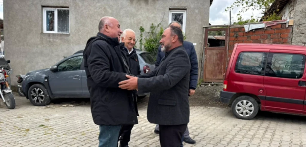 Çardak Belediye Başkanı Metin Semerci, Sındal Köy Hayrı'na katılarak vatandaşlarla bir araya geldi. Geleneksel etkinlikte birlik, beraberlik ve dayanışma vurgulandı. Lapseki Haberler