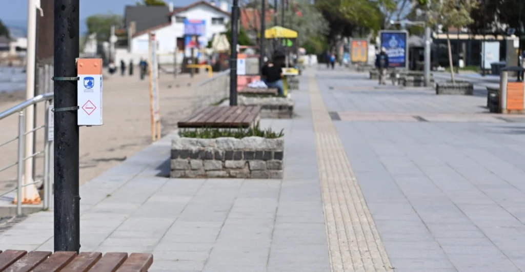 Çanakkale Belediyesi, çevre kirliliğini önlemek adına Çarşı ve Yeni Kordon bölgelerine özel tasarım izmarit atık kutuları yerleştirdi. Daha temiz bir kent hedefiyle çalışmalar sürüyor.