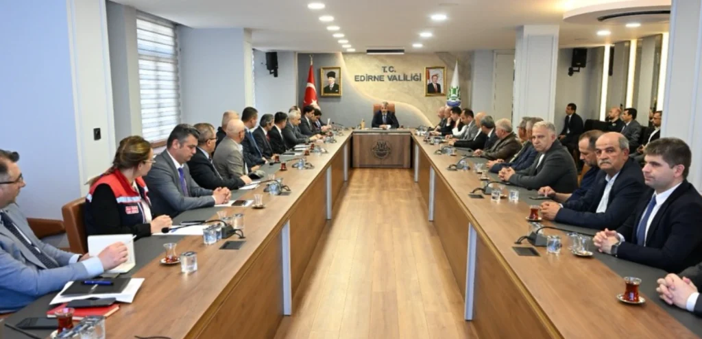 Edirne Valiliği tarafından düzenlenen Çeltik Değerlendirme Toplantısı'nda üretim verimliliği ve stratejik kararlar ele alındı. Vali Yunus Sezer başkanlığındaki toplantının detayları burada. Edirne Haberler
