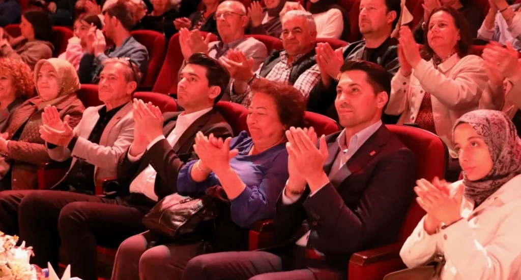 Çerkezköy'de musiki rüzgarı esti! Çerkezköy Belediyesi Türk Müziği Korosu, Sadettin Kaynak ve Bahar Şarkıları konseriyle dinleyicileri büyüledi. Konser detayları haberimizde. Çerkezköy Haberler