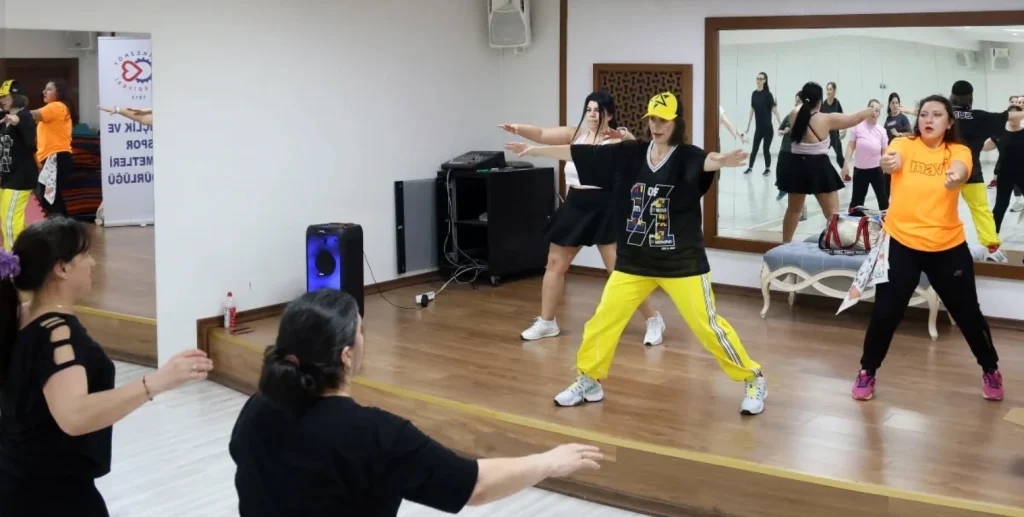 Çerkezköy Belediyesi'nin ücretsiz Bahar Dönemi Kursları büyük ilgiyle sürüyor. Pilates, yabancı dil, yakın dövüş ve daha fazlası; aktif ve sosyal bir Çerkezköy için vatandaşlarımızı bekliyor. Çerkezköy Haberler