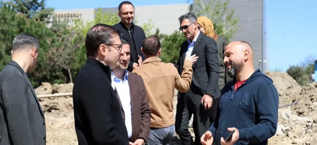 Çerkezköy Belediyesi'nin yeni sosyal tesisi Kent Kafe yükseliyor. Kütüphane yanındaki projede incelemeler tamamlandı. Açılış tarihi ve detaylar haberimizde.