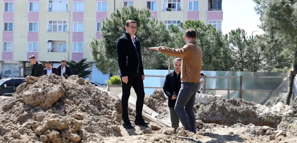Çerkezköy Belediyesi'nin yeni sosyal tesisi Kent Kafe yükseliyor. Kütüphane yanındaki projede incelemeler tamamlandı. Açılış tarihi ve detaylar haberimizde.