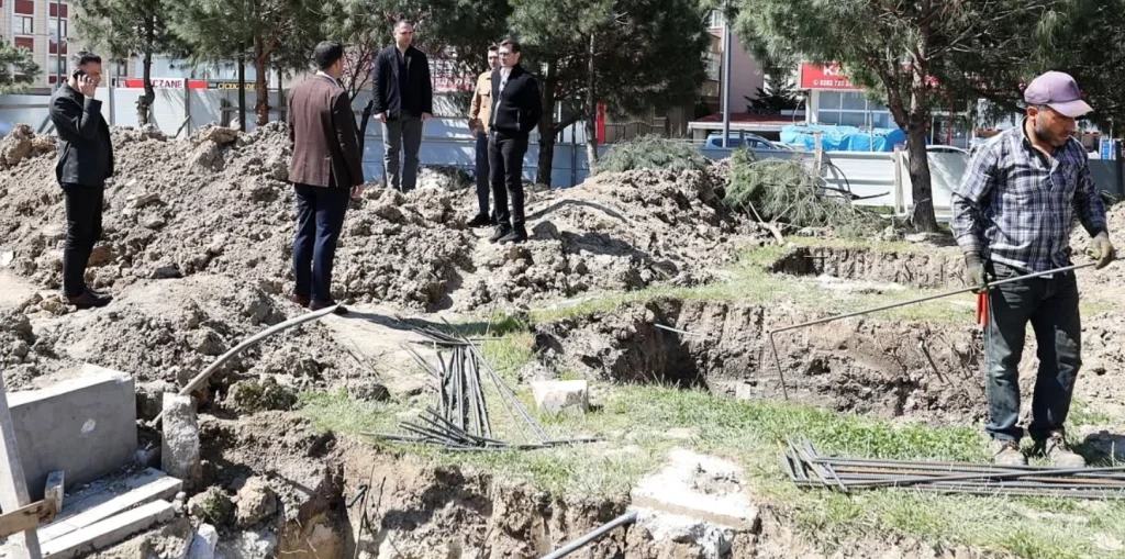 Çerkezköy Belediyesi'nin yeni sosyal tesisi Kent Kafe yükseliyor. Kütüphane yanındaki projede incelemeler tamamlandı. Açılış tarihi ve detaylar haberimizde.