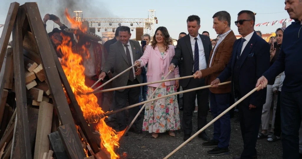 Çorlu Hıdırağa'da Hıdırellez coşkusu! Ahmet Sarıkurt ve binlerce vatandaşın katılımıyla gerçekleşen şenlikte Tekir sahne aldı. Baharın gelişini kutladığımız bu özel gecenin tüm detayları haberimizde. Çorlu Haberler