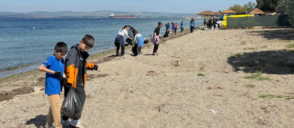 Eceabat Dalyan Plaj Bölgesi, öğrenciler ve gönüllülerin katılımıyla tertemiz yapıldı. Atilla Öztürk’ten çevre bilinci mesajı ve etkinlik detayları haberimizde.