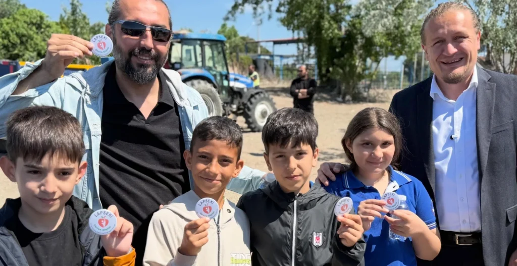 Eceabat Dalyan Plaj Bölgesi, öğrenciler ve gönüllülerin katılımıyla tertemiz yapıldı. Atilla Öztürk’ten çevre bilinci mesajı ve etkinlik detayları haberimizde.