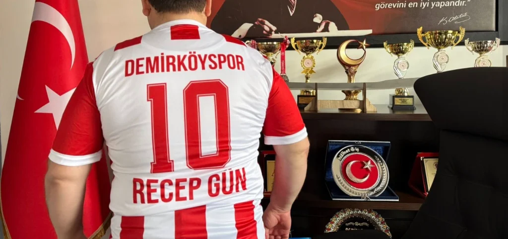 Demirköyspor’dan Belediye Başkanı Recep Gün’e anlamlı jest! Kulüp Başkanı Metin Sami’nin gerçekleştirdiği ziyaretin detayları ve forma hediyesi haberimizde. Demirköy Haberler