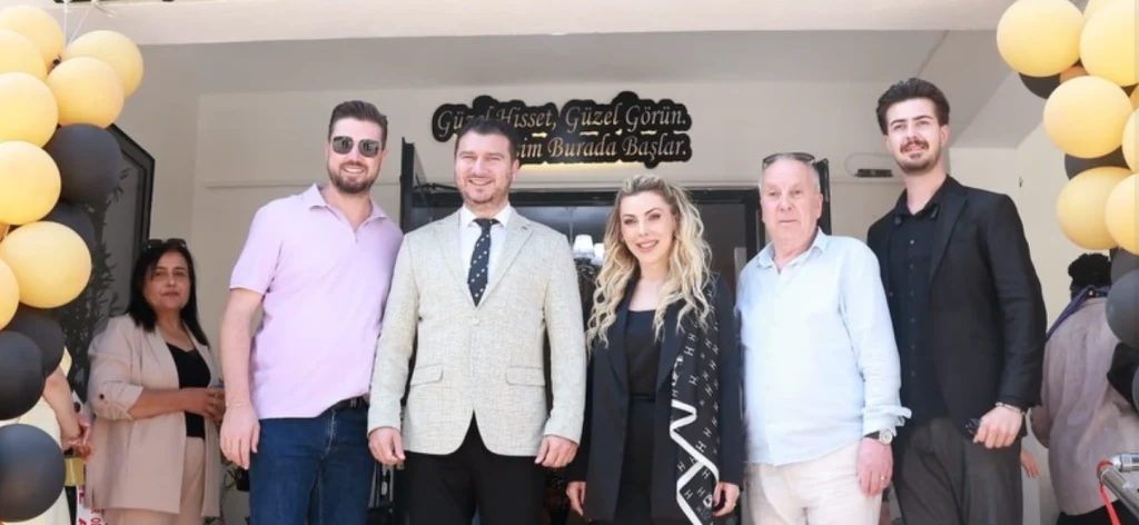 Lüleburgaz'da yeni hizmete giren Dildora Güzellik Salonu'nun resmi açılışı gerçekleştirildi. Belediye Meclis Üyesi Hakan Arıcı esnafı bu mutlu gününde yalnız bırakmadı. Lüleburgaz Haberler
