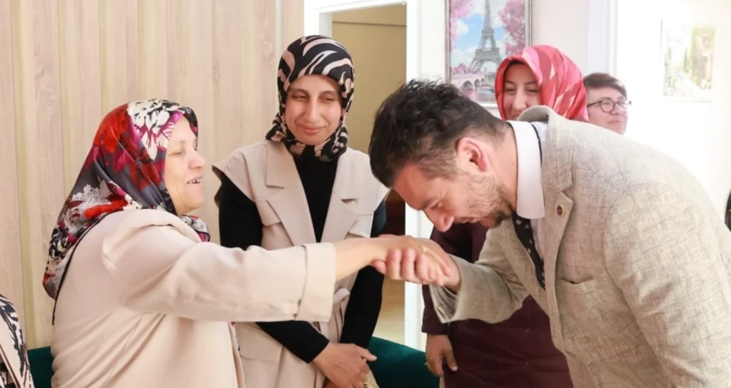 Lüleburgaz'da yeni hizmete giren Dildora Güzellik Salonu'nun resmi açılışı gerçekleştirildi. Belediye Meclis Üyesi Hakan Arıcı esnafı bu mutlu gününde yalnız bırakmadı. Lüleburgaz Haberler