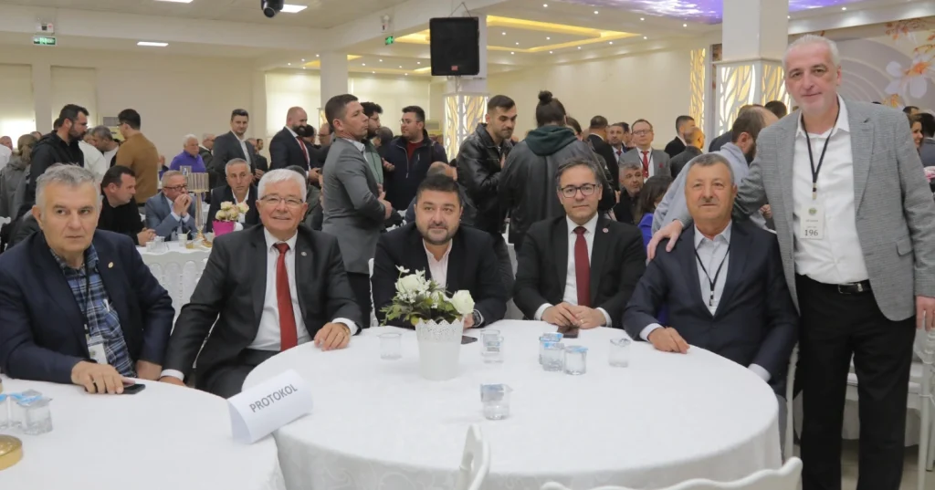 Edirne Belediye Başkanlığı, EDESOB Genel Kurulu'nda esnafın yanındaydı. Başkan Yardımcısı Cenk Ergüden, adaylar Harun Özen ve Kemal Cingöz'e başarılar diledi. Edirne Haberler