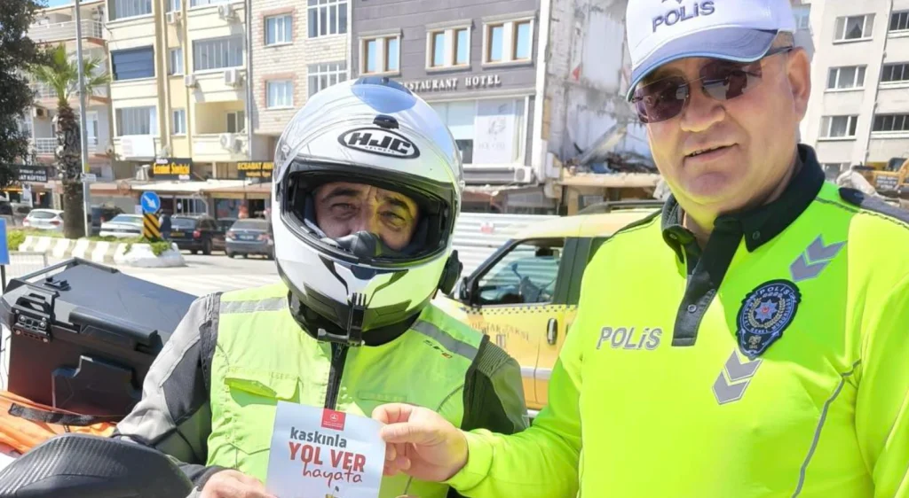 Eceabat İlçe Emniyet Amirliği, 2-8 Mayıs Trafik Haftası kapsamında öğrencilere uygulamalı eğitim verdi, sürücüleri bilgilendirdi. Trafik güvenliği seferberliğinin tüm detayları haberimizde.