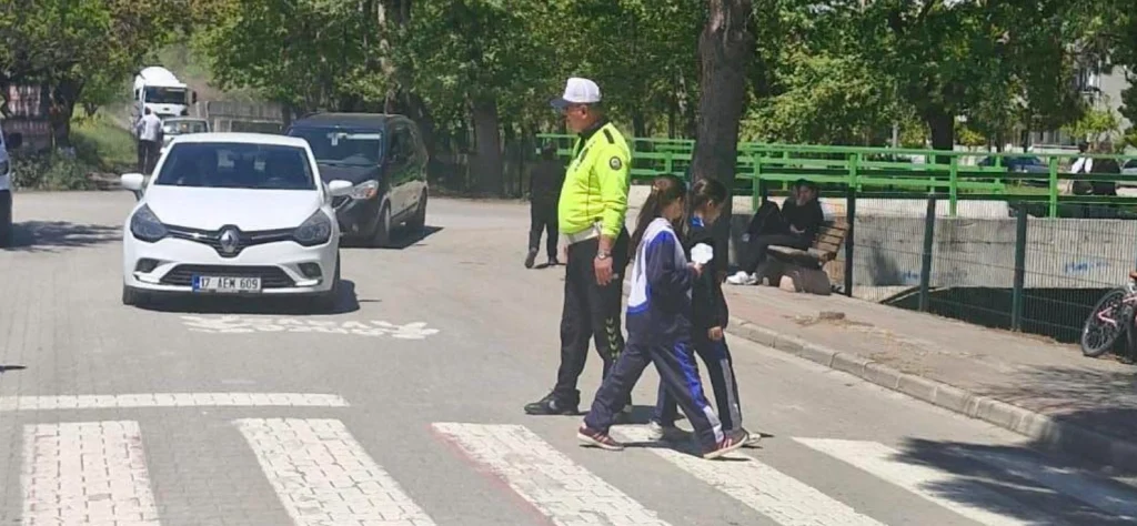 Eceabat İlçe Emniyet Amirliği, 2-8 Mayıs Trafik Haftası kapsamında öğrencilere uygulamalı eğitim verdi, sürücüleri bilgilendirdi. Trafik güvenliği seferberliğinin tüm detayları haberimizde.