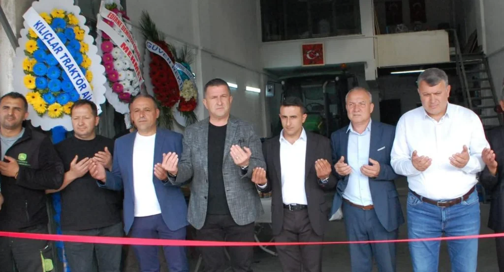 Edirne Küçük Sanayi Sitesi'nde Umut Traktör açıldı. Belediye Başkanı Zafer Sezgin Geldi ve oda başkanlarının katıldığı törenle hizmete giren işletme, tarım sektörüne güç katacak. Edirne Haberler