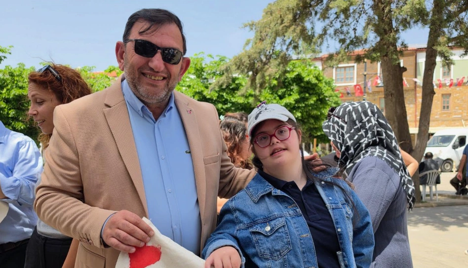 Gökçeada'da düzenlenen Engelliler Haftası Farkındalık Sergisi büyük ilgi gördü. Belediye Başkanı Bülent Ecevit Atalay ve heyetinin katıldığı etkinlikte empati parkuru ve el emeği ürünler ön plana çıktı.