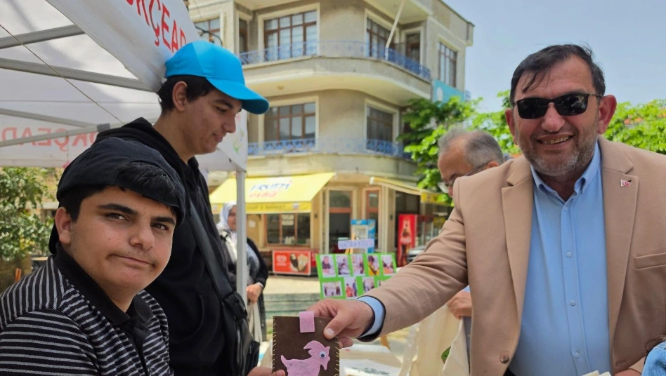 Gökçeada'da düzenlenen Engelliler Haftası Farkındalık Sergisi büyük ilgi gördü. Belediye Başkanı Bülent Ecevit Atalay ve heyetinin katıldığı etkinlikte empati parkuru ve el emeği ürünler ön plana çıktı.