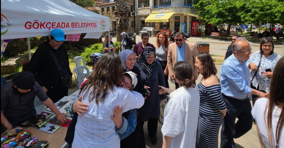 Gökçeada'da düzenlenen Engelliler Haftası Farkındalık Sergisi büyük ilgi gördü. Belediye Başkanı Bülent Ecevit Atalay ve heyetinin katıldığı etkinlikte empati parkuru ve el emeği ürünler ön plana çıktı.
