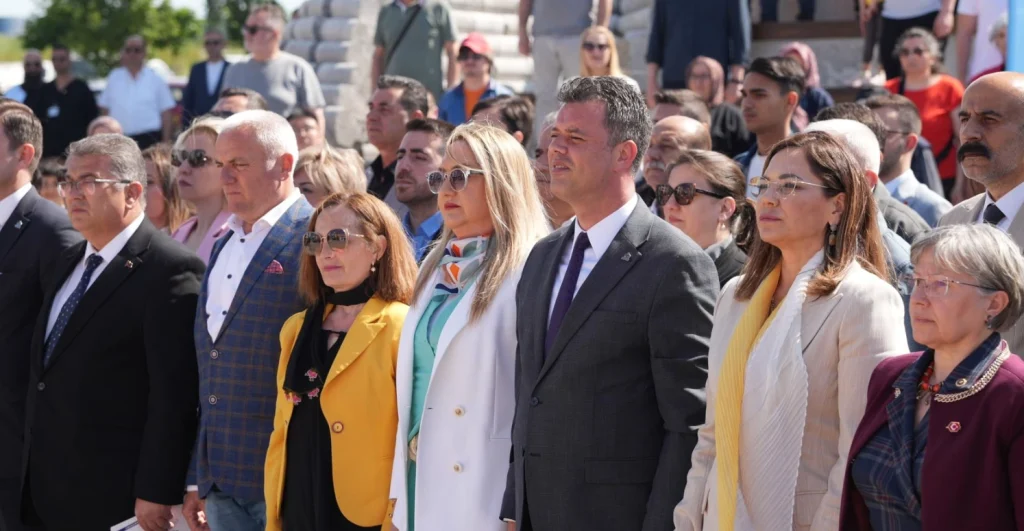 Çorlu Belediyesi tarafından Şeyhsinan Mahallesi'nde inşa edilen Ferdi Zeyrek Parkı törenle açıldı. Ahmet Sarıkurt halkçı belediyecilik vurgusu yaptı. Çorlu Haberler