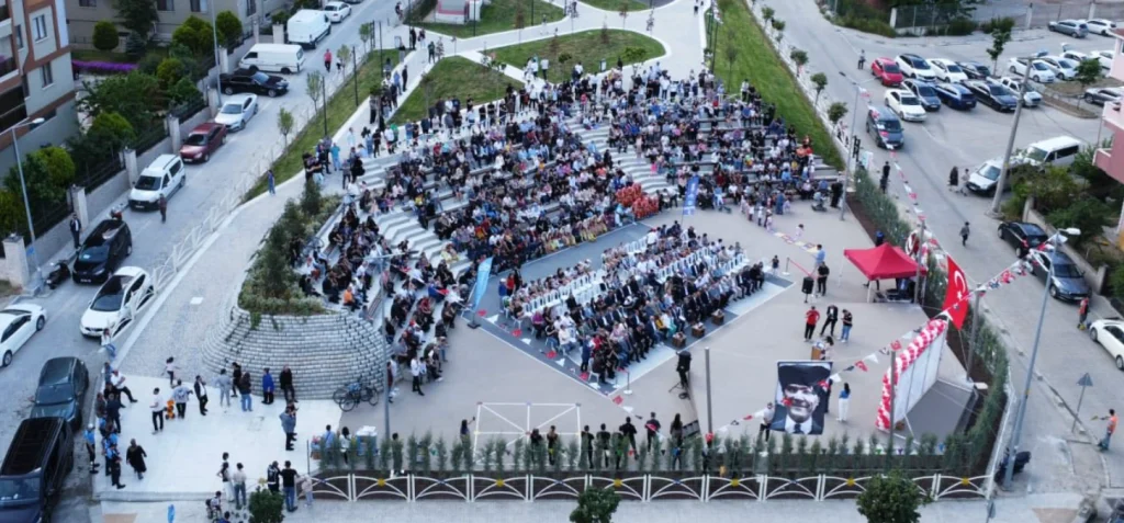 Çorlu Belediyesi tarafından Şeyhsinan Mahallesi'nde inşa edilen Ferdi Zeyrek Parkı törenle açıldı. Ahmet Sarıkurt halkçı belediyecilik vurgusu yaptı. Çorlu Haberler