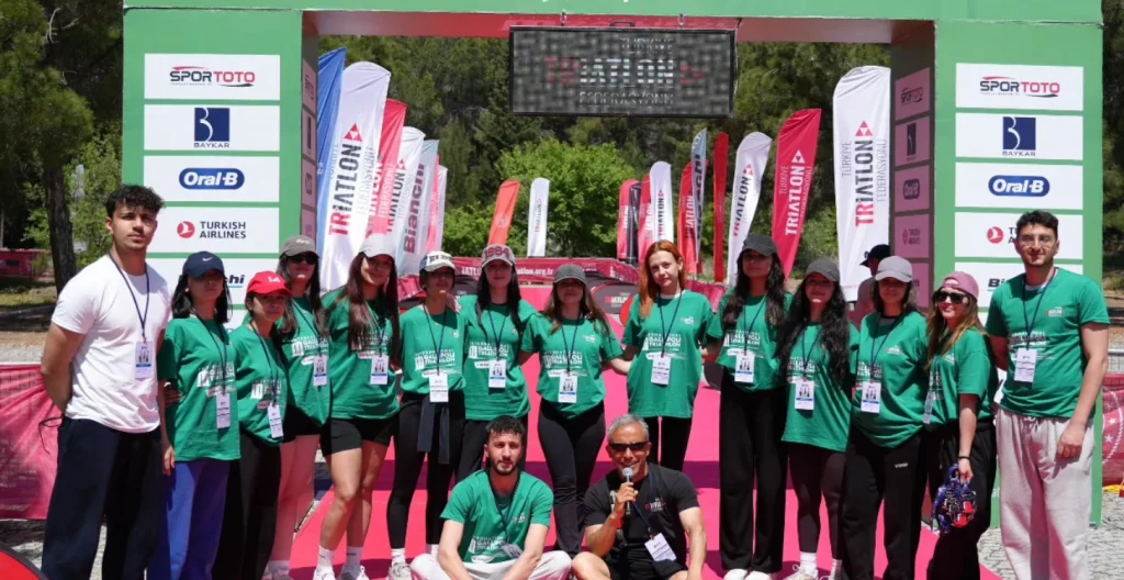 Çanakkale'de düzenlenen Gelibolu Triatlonu, tarihi yarımadanın atmosferinde büyük bir coşkuyla tamamlandı. Yarışın detayları, etap analizleri ve sporcuların mücadelesi haberimizde.