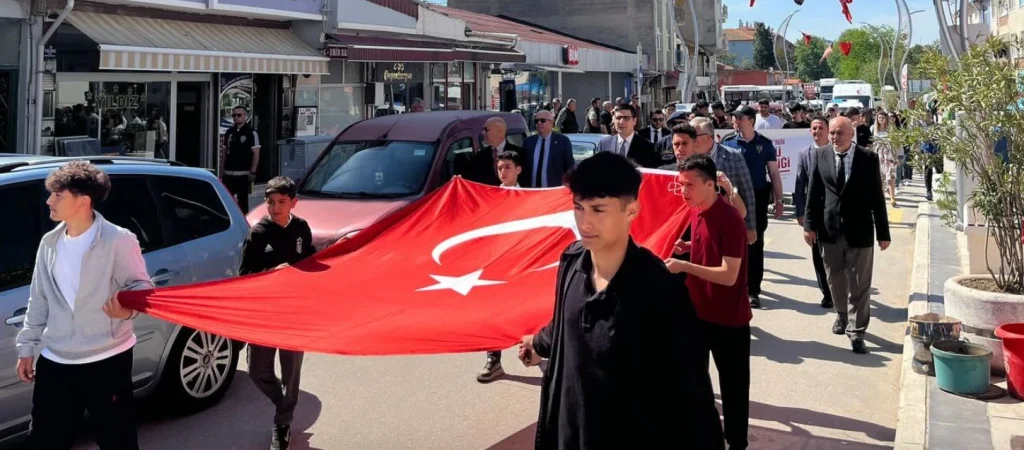 Süloğlu Kaymakamlığı koordinasyonunda düzenlenen Gençlik Haftası yürüyüşü, Emin Cevat Tutar ve Mehmet Ormankıran'ın katılımıyla büyük bir coşkuya sahne oldu. Süloğlu Haberler