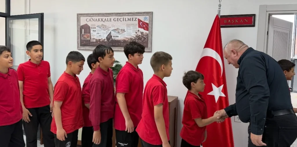 Geyikli Ortaokulu öğrencileri zeka oyunları ve futbolda ilçe şampiyonu oldu. Mevlüt Oruçoğlu başarıları tebrik ederek desteklerin süreceğini belirtti.