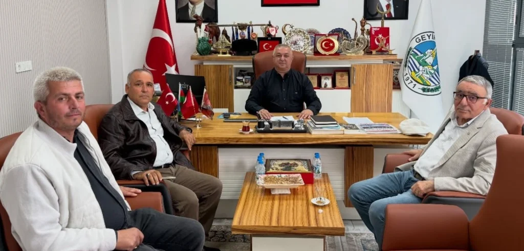 Geyikli Ortaokulu öğrencileri zeka oyunları ve futbolda ilçe şampiyonu oldu. Mevlüt Oruçoğlu başarıları tebrik ederek desteklerin süreceğini belirtti.