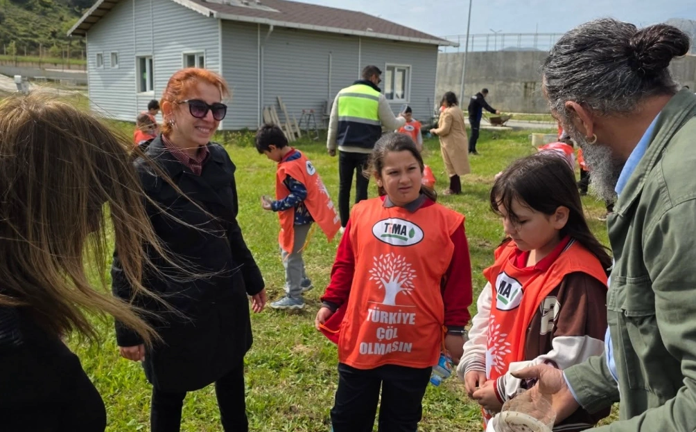 Gökçeada Belediyesi ve TEMA Vakfı, 5 Aralık Dünya Toprak Günü’nde başlatılan meşe palamudu yetiştirme projesini fidan dikimiyle taçlandırdı. Çocuklar doğaya sahip çıktı. Gökçeada Haberler