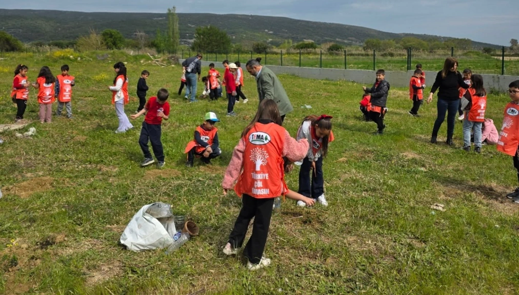 Gökçeada Belediyesi ve TEMA Vakfı, 5 Aralık Dünya Toprak Günü’nde başlatılan meşe palamudu yetiştirme projesini fidan dikimiyle taçlandırdı. Çocuklar doğaya sahip çıktı. Gökçeada Haberler