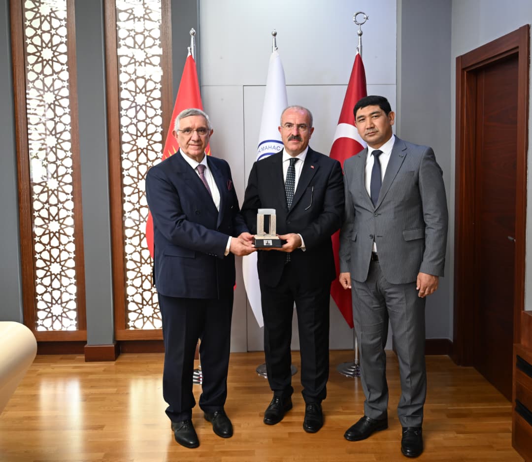 Vali Toraman, Manas Üniversitesi Rektörü Ceylan’ı Ziyaret Etti